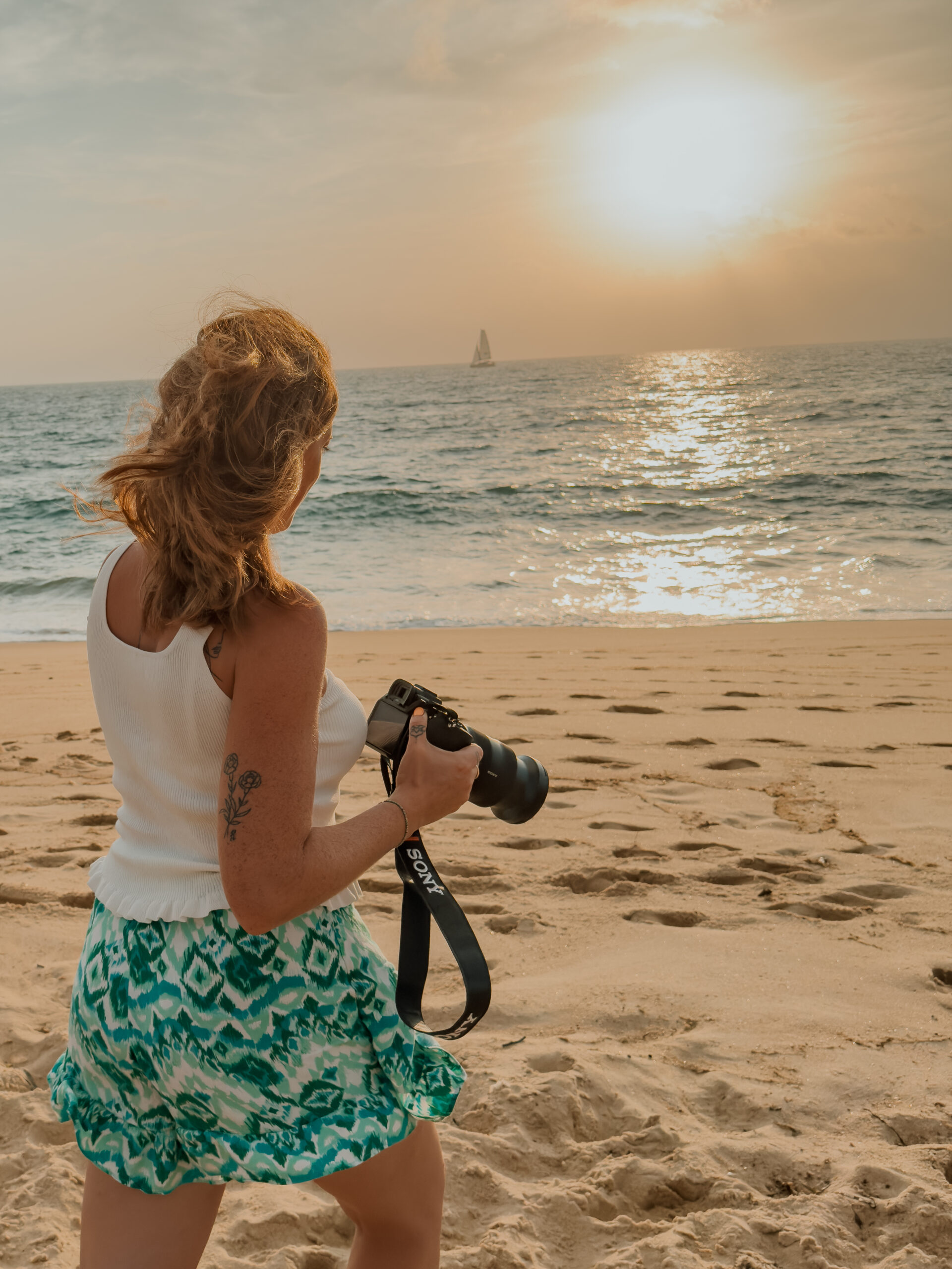 Couple marchant sur la plage lors d’une séance photo