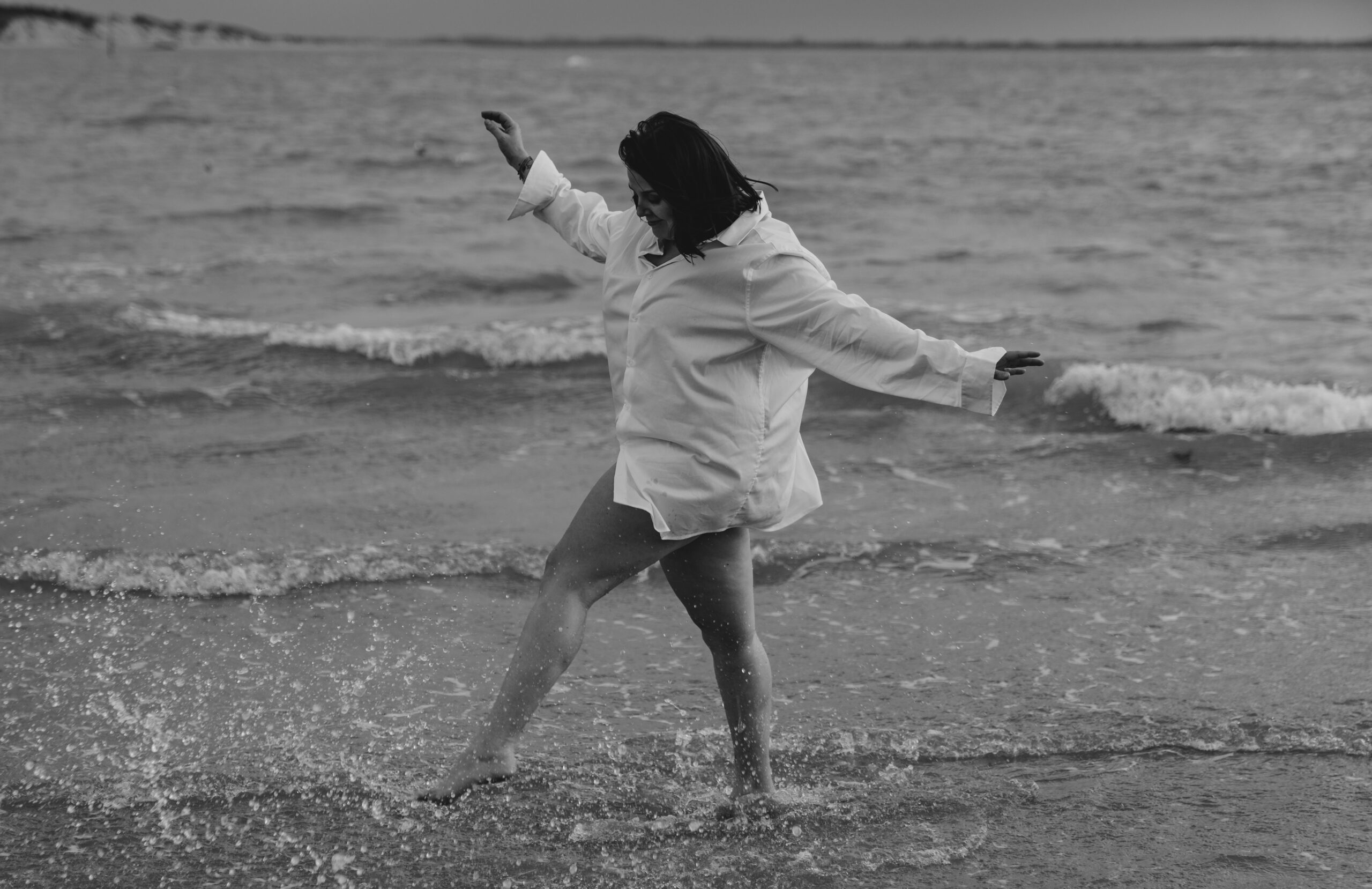 Femme marchant dans les vagues au bord de la mer