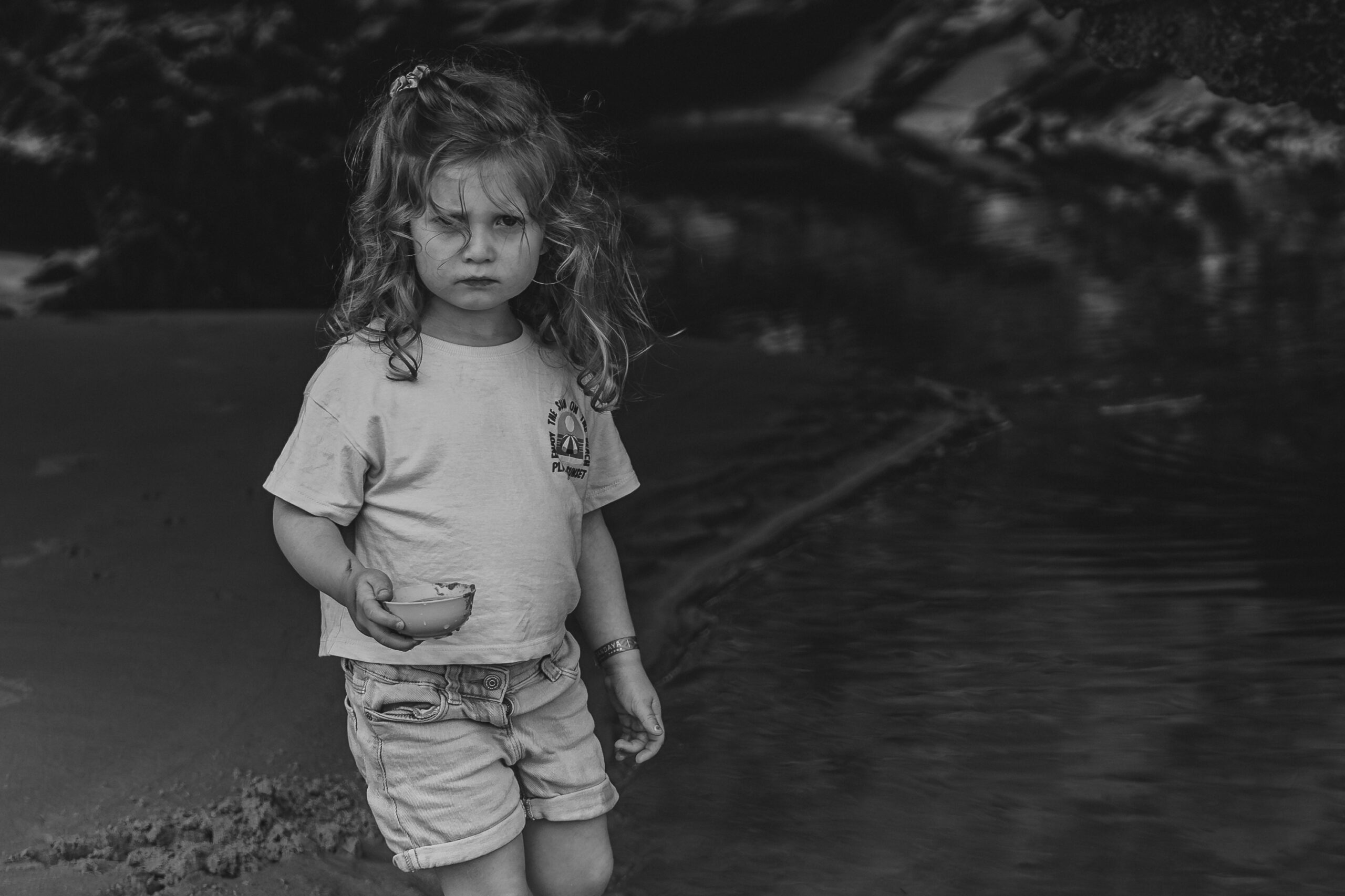 Enfant au bord de la mer en noir et blanc