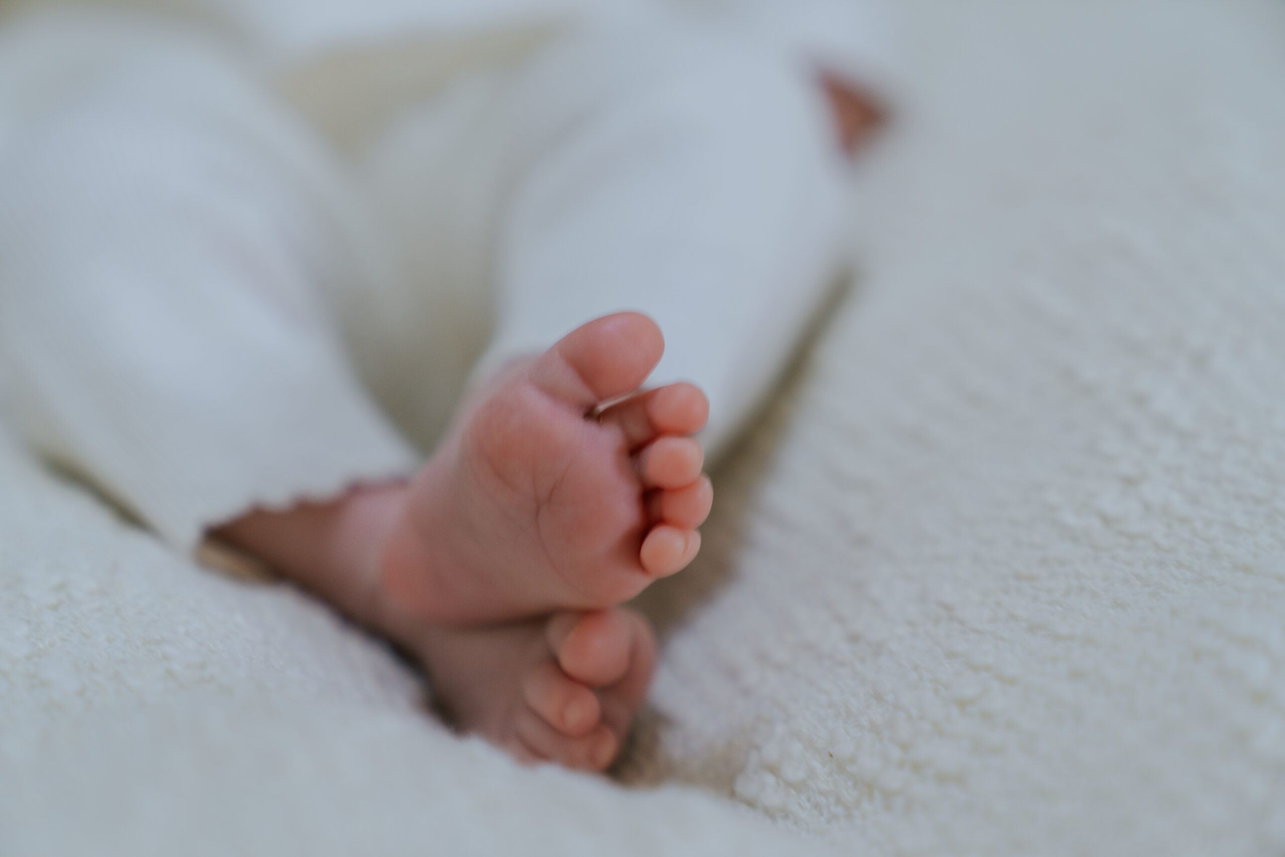 Nouveau-né dans les bras de ses parents