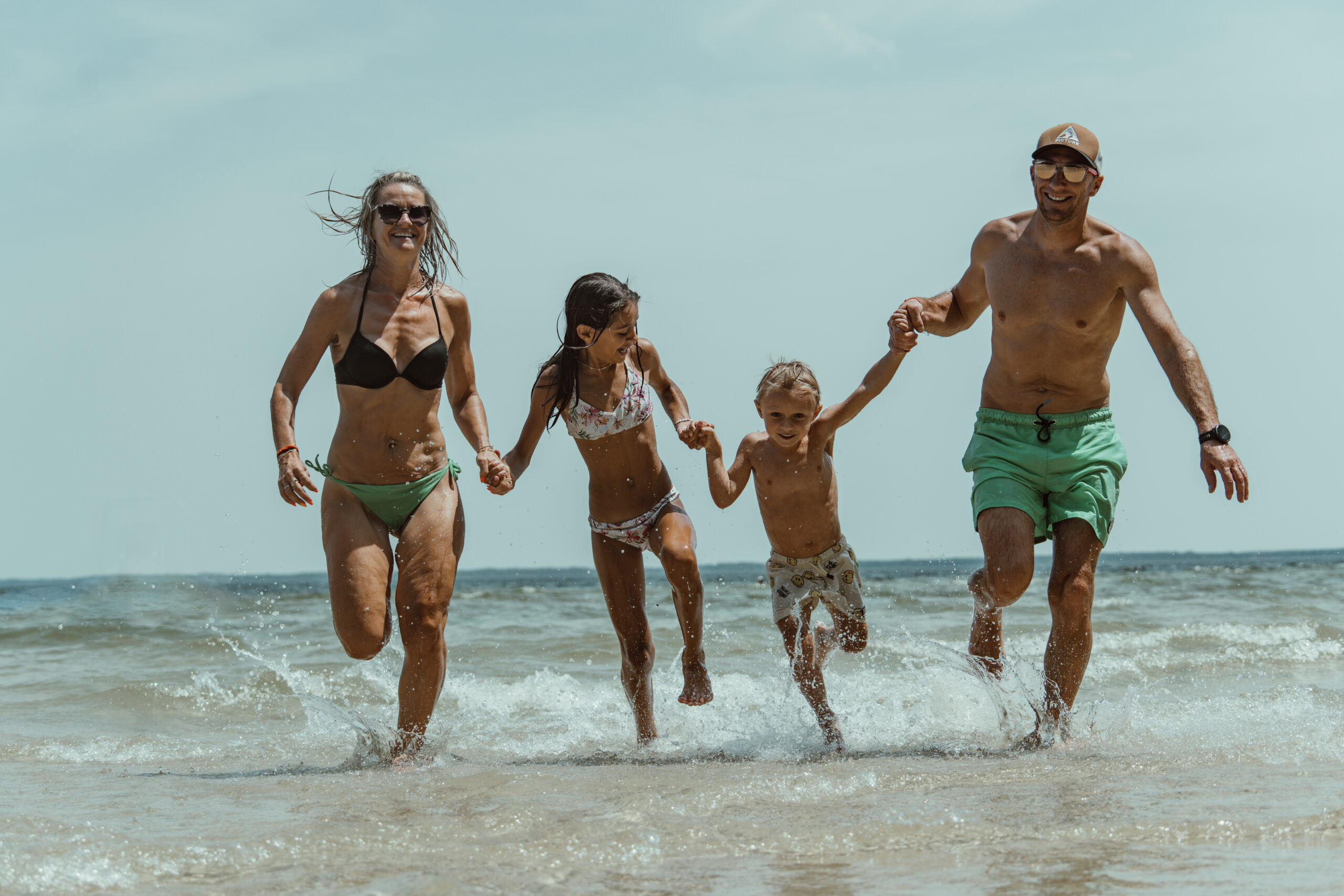 Famille courant dans les vagues
